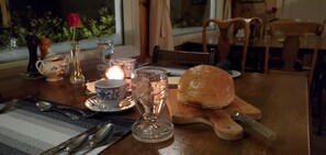 Se sirven desayunos, cenas y cocina local con vista al mar