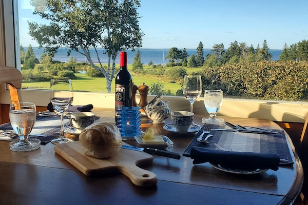 Breakfast, dinner served; local cuisine, ocean views