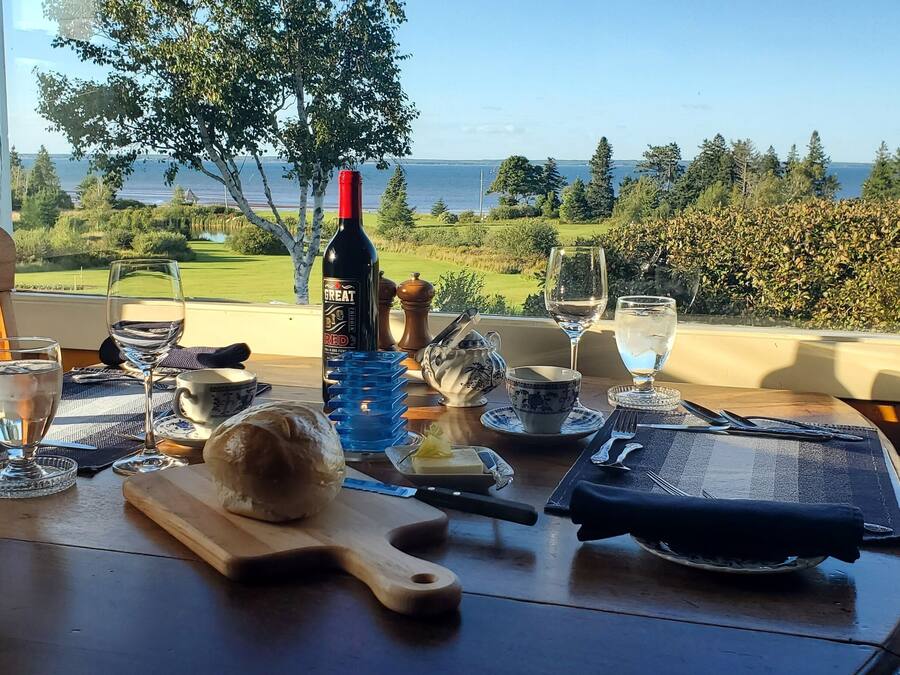 Ofereix vistes al mar i s'hi serveixen esmorzars i plats de cuina local