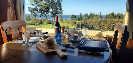 Se sirven desayunos, cenas y cocina local (con vistas al mar) . Amherst Shore Country Inn