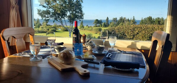Breakfast, dinner served; local cuisine, ocean views 