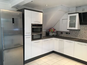 Elite Townhome, 3 Bedrooms | Private kitchen | Full-sized fridge, microwave, oven, stovetop - Lordsbrook Guesthouse (Liverpool)
