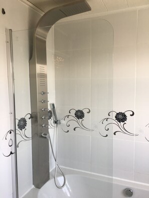 Maison mitoyenne Ălite, 3 chambres | Douche de la salle de bain