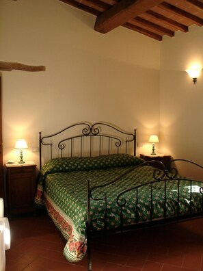 Apartamento panorámico, 2 habitaciones, cocina básica, vistas al lago | 1 dormitorio, edredones de plumas, cunas gratuitas y wifi gratis