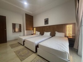 Minibar, cortinas blackout, tabla de planchar con plancha y wifi gratis 