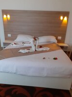 Minibar, cortinas blackout, tabla de planchar con plancha y wifi gratis 