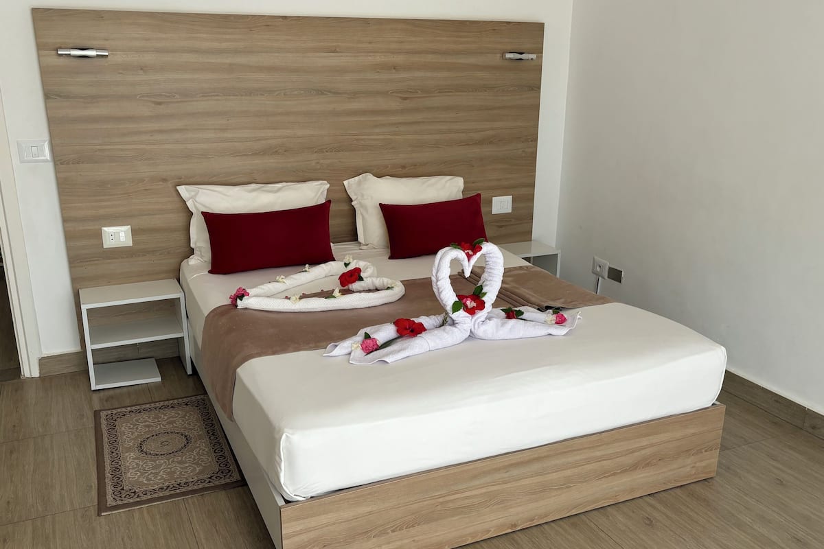 2 dormitoris, minibar, cortines opaques i planxa i posts de planxar