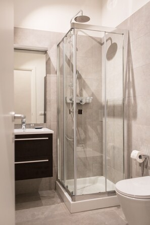 Dusche, kostenlose Toilettenartikel, Haartrockner, Bidet