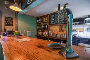 Poolside bar - Mundaka Hostel y Bar - Adults Only (Punta del Este)