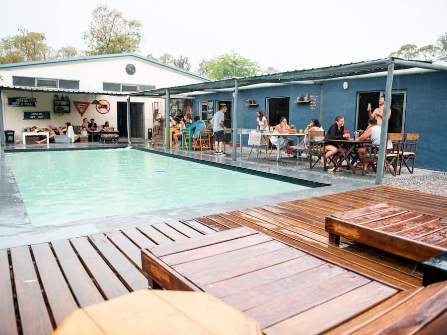Una piscina al aire libre de temporada