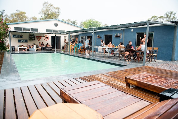 Seasonal outdoor pool - Mundaka Hostel y Bar - Adults Only (Punta del Este)