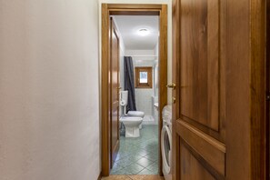 City-lejlighed - 2 soveværelser (Location: Via G.Battista Zannoni 6 I) | Badeværelse | Bruser, hårtørrer, bidet, håndklæder