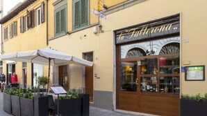 A storefront with a sign reading "la Tuterona" and a menu board outside. - Zannoni Apartments (Florence)