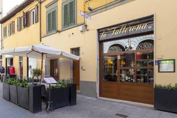 Front of property - Zannoni Apartments (Florence)