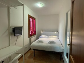 Apartment, 2 Bedrooms (Location: Via G.Battista Zannoni 6 II) | 2 bilik tidur, Wi-fi percuma, cadar katil 
