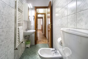 Bathroom - Zannoni Apartments (Florence)
