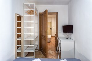 City Apartment, 2 Bedrooms (Location: Via G.Battista Zannoni 6 I) | 2 bedrooms, free WiFi, bed sheets - Zannoni Apartments (Florence)