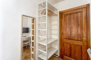 City Apartment, 2 Bedrooms (Location: Via G.Battista Zannoni 6 I) | 2 bedrooms, free WiFi, bed sheets - Zannoni Apartments (Florence)