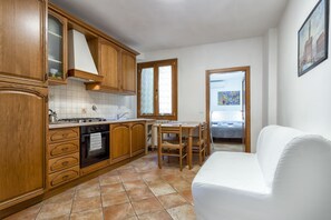 City Apartment, 2 Bedrooms (Location: Via G.Battista Zannoni 6 I) | Private kitchen | Full-sized fridge, microwave, stovetop, dishwasher - Zannoni Apartments (Florence)