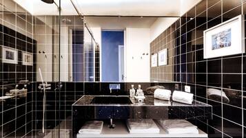 Chambre Supérieure Double ou avec lits jumeaux | Salle de bain | Douche, articles de toilette gratuits, sèche-cheveux