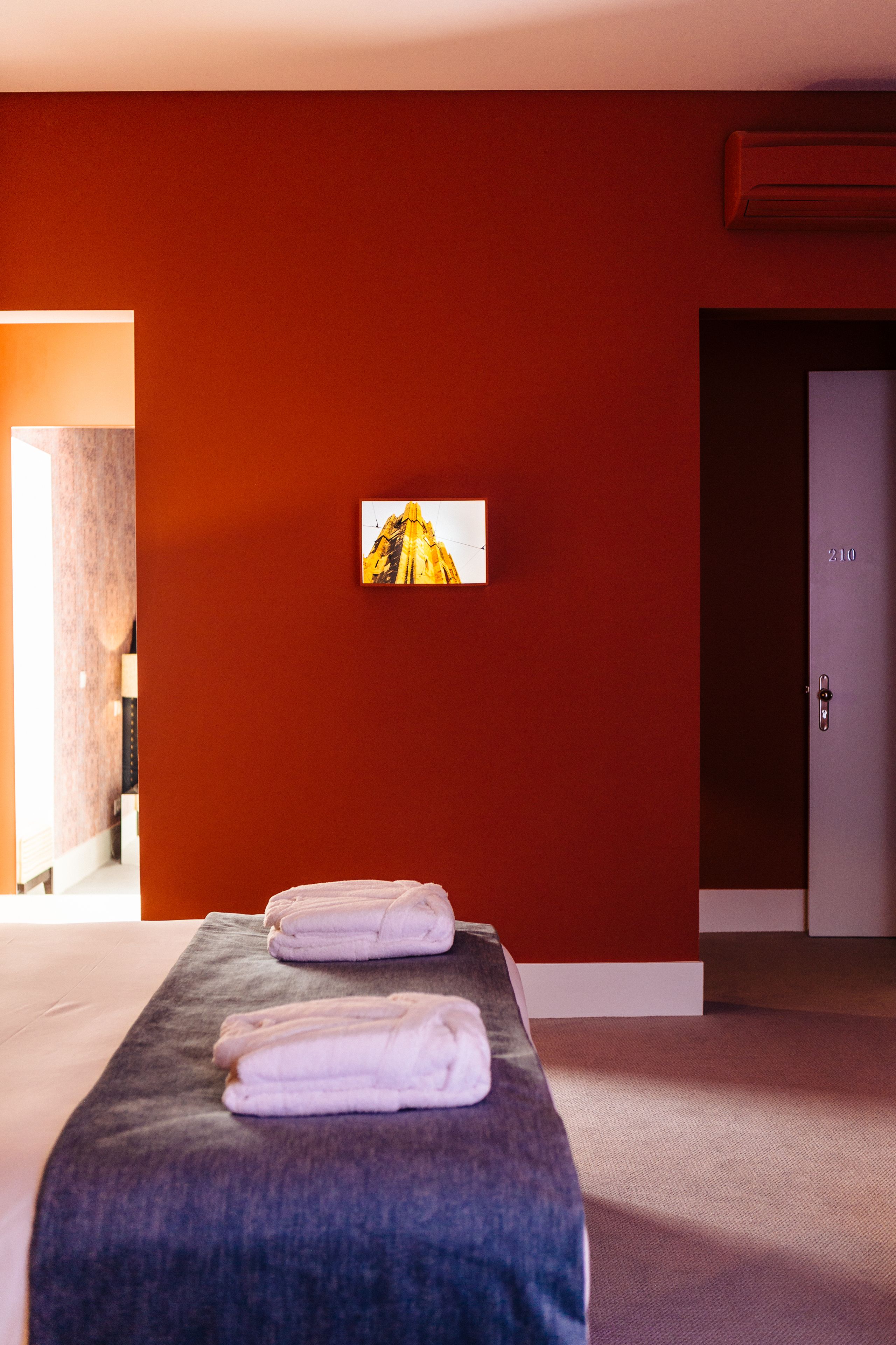 deluxe room | minibar, in-room safe, individually decorated, individually furnished