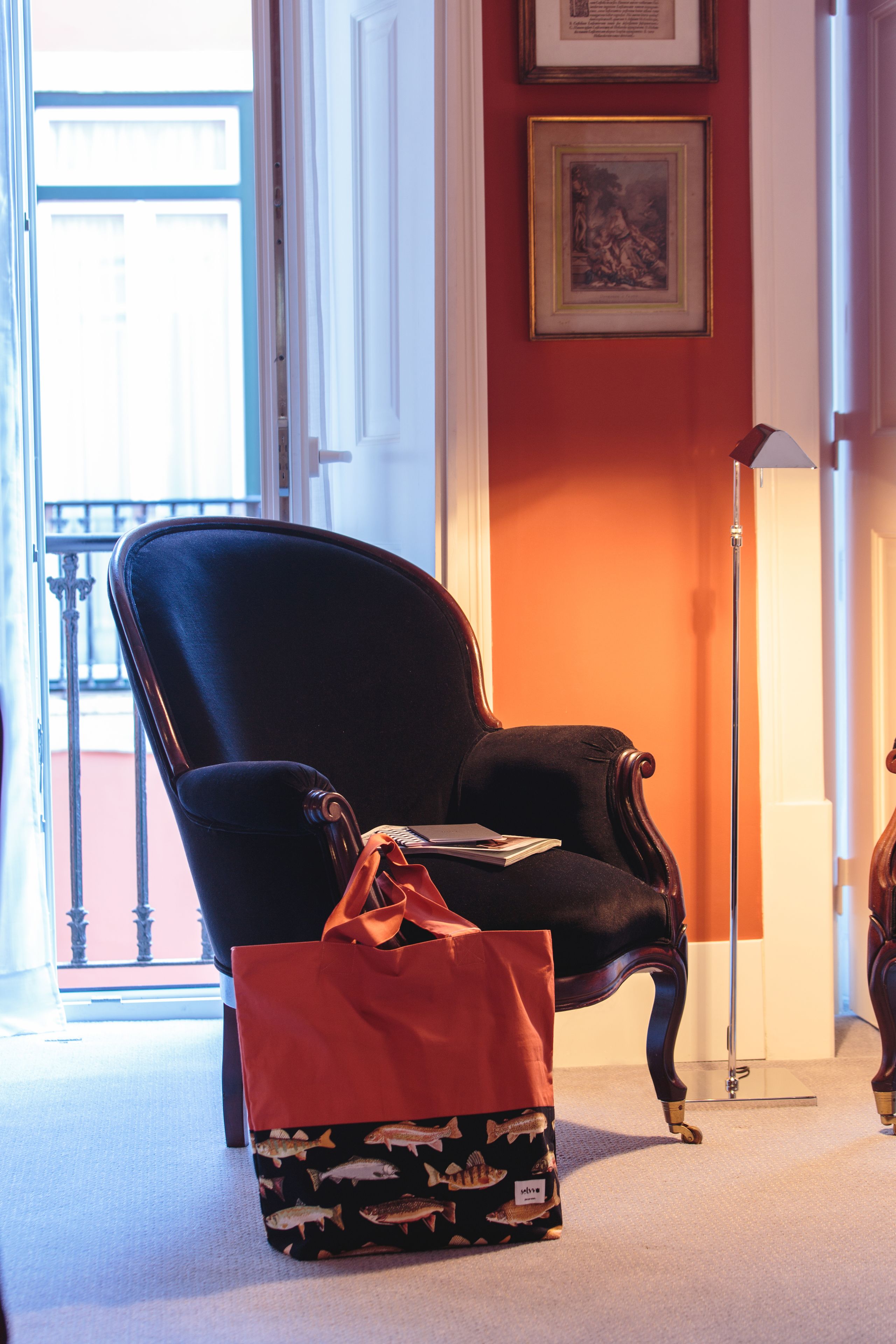 deluxe room | living area | flat-screen tv