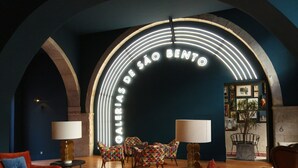 Ein modernes Interieur mit einem Neonlichtschild, auf dem