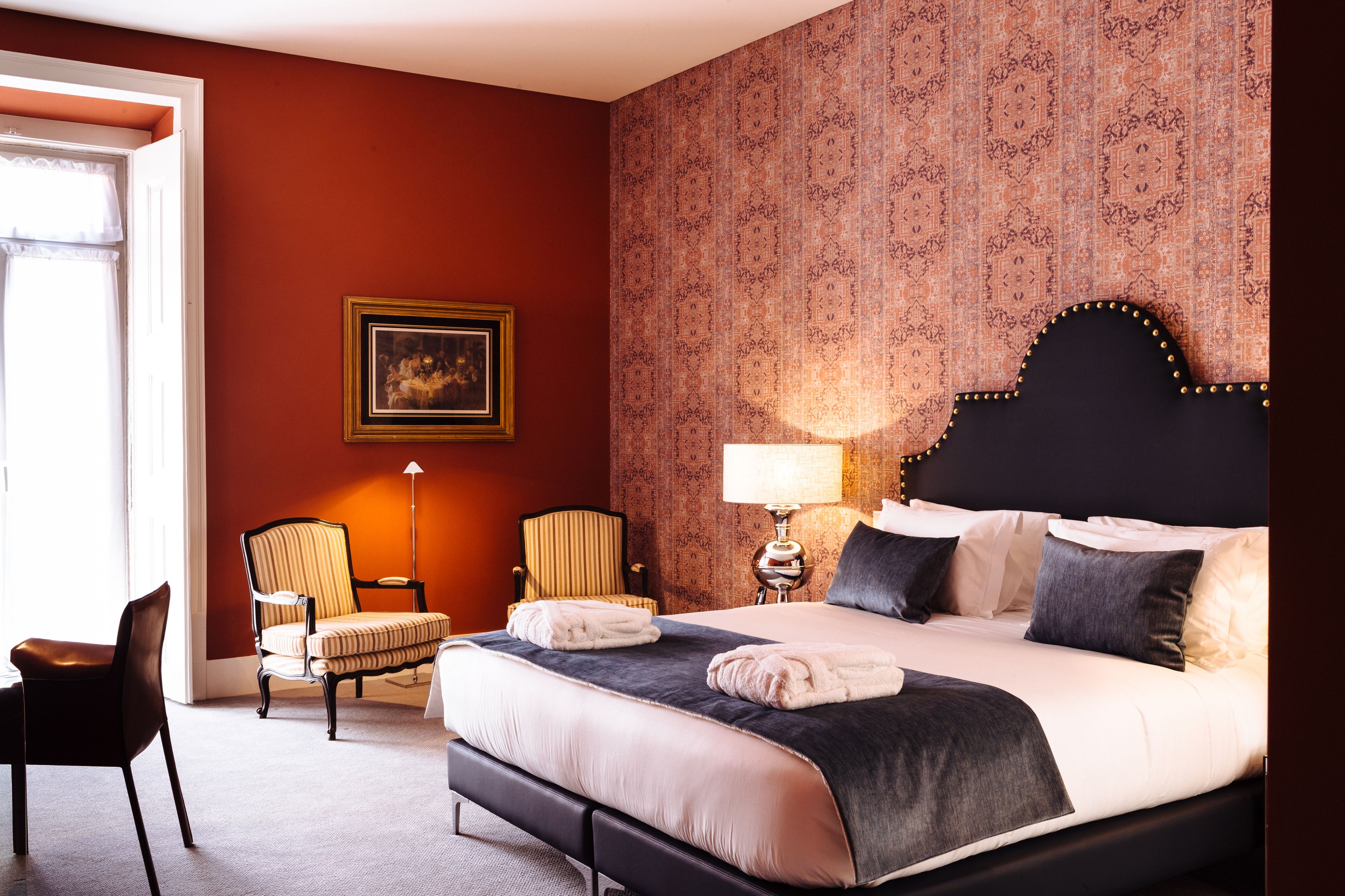 deluxe room | minibar, in-room safe, individually decorated, individually furnished