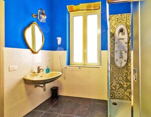Kahden hengen deluxe-huone (ALADDIN) | Kylpyhuone | Suihku, ilmaiset hygieniatuotteet, hiustenkuivaaja, kylpytakit