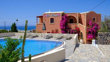 Outdoor pool, pool umbrellas, sun loungers