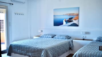 Habitación triple, vistas al mar | Caja fuerte, tabla de planchar con plancha, wifi gratis y ropa de cama