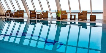 室内游泳池，日光浴躺椅