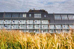 A multi-story hotel with balconies and large windows. - Wyn. Strandhotel Sylt (Sylt)