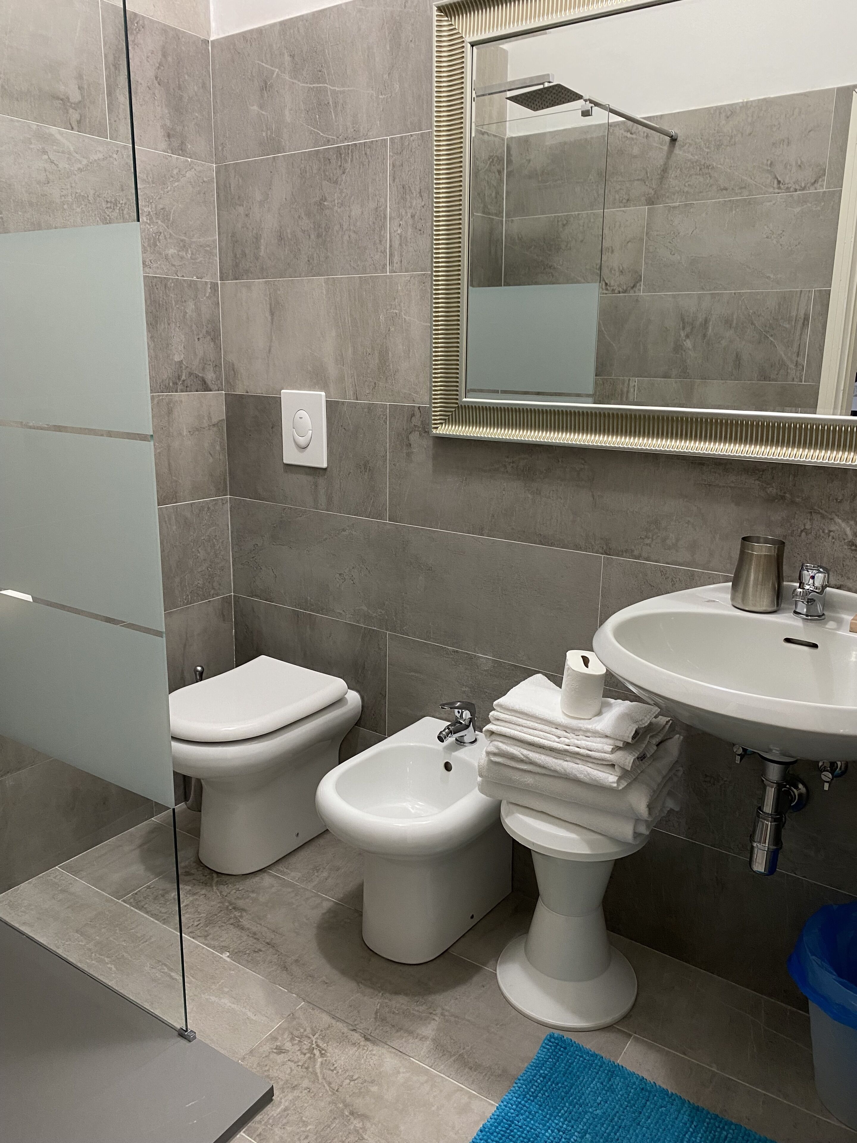 deluxe triple room, 2 bedrooms, sea view | bathroom | shower, free toiletries, hair dryer, bidet