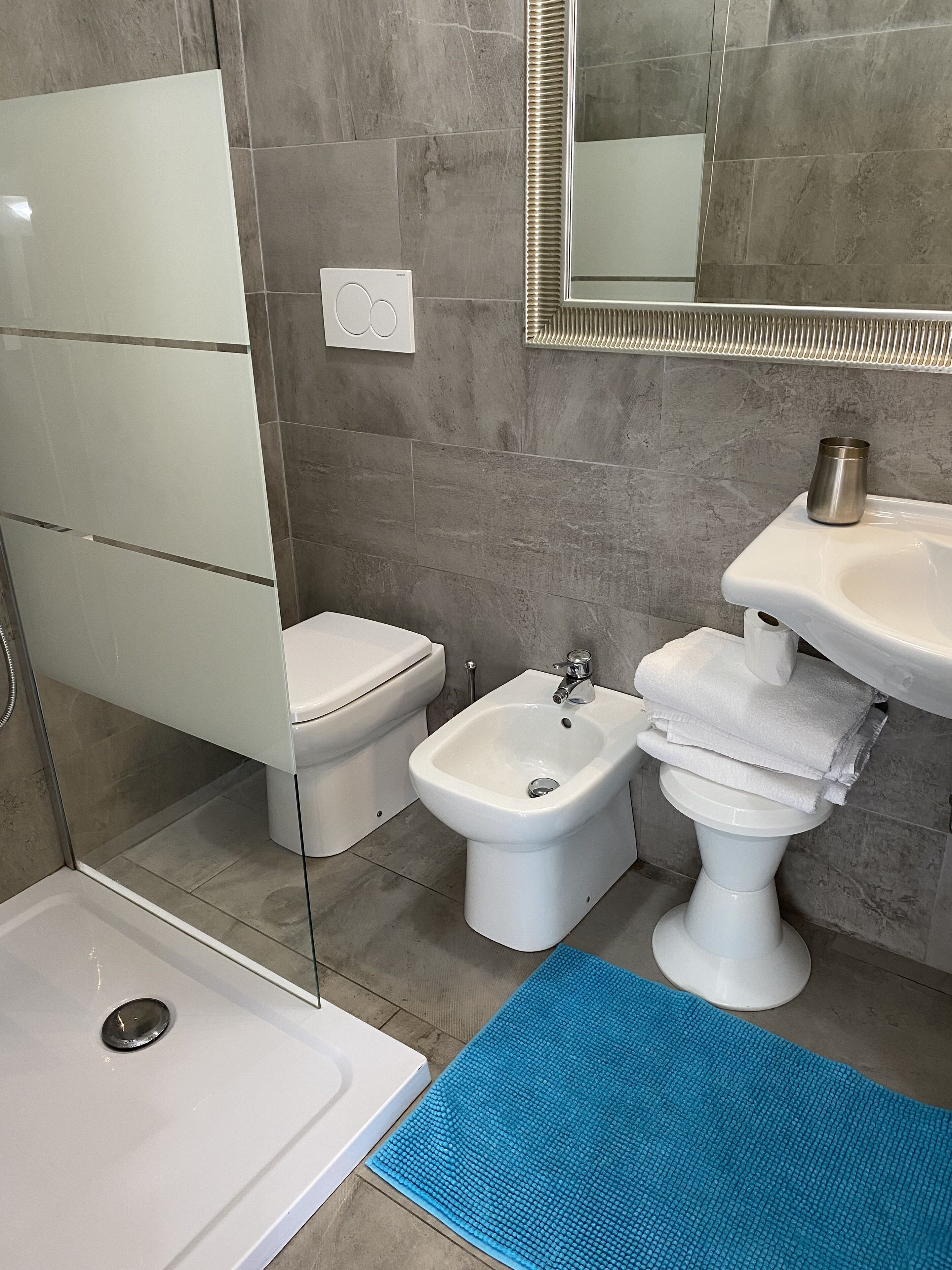 superior studio suite, sea view | bathroom | shower, free toiletries, hair dryer, bidet