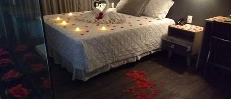 迷你吧、办公桌、遮光窗帘、熨斗/熨板