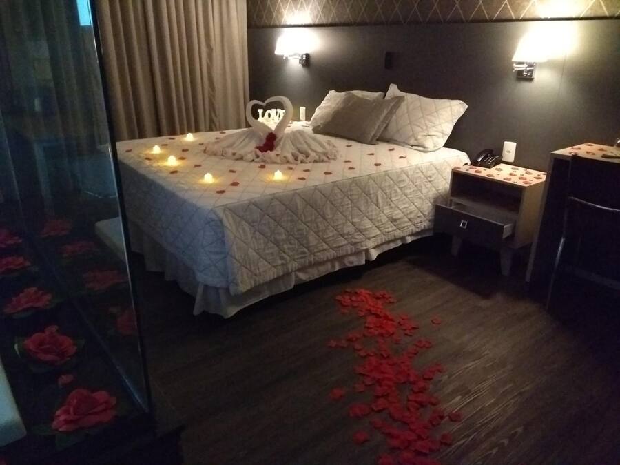 Minibaari, työpöytä, pimennysverhot, silitysrauta/-lauta