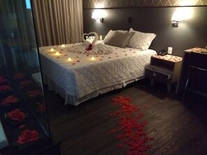 Minibar, bureau, rideaux occultants, fer et planche à repasser