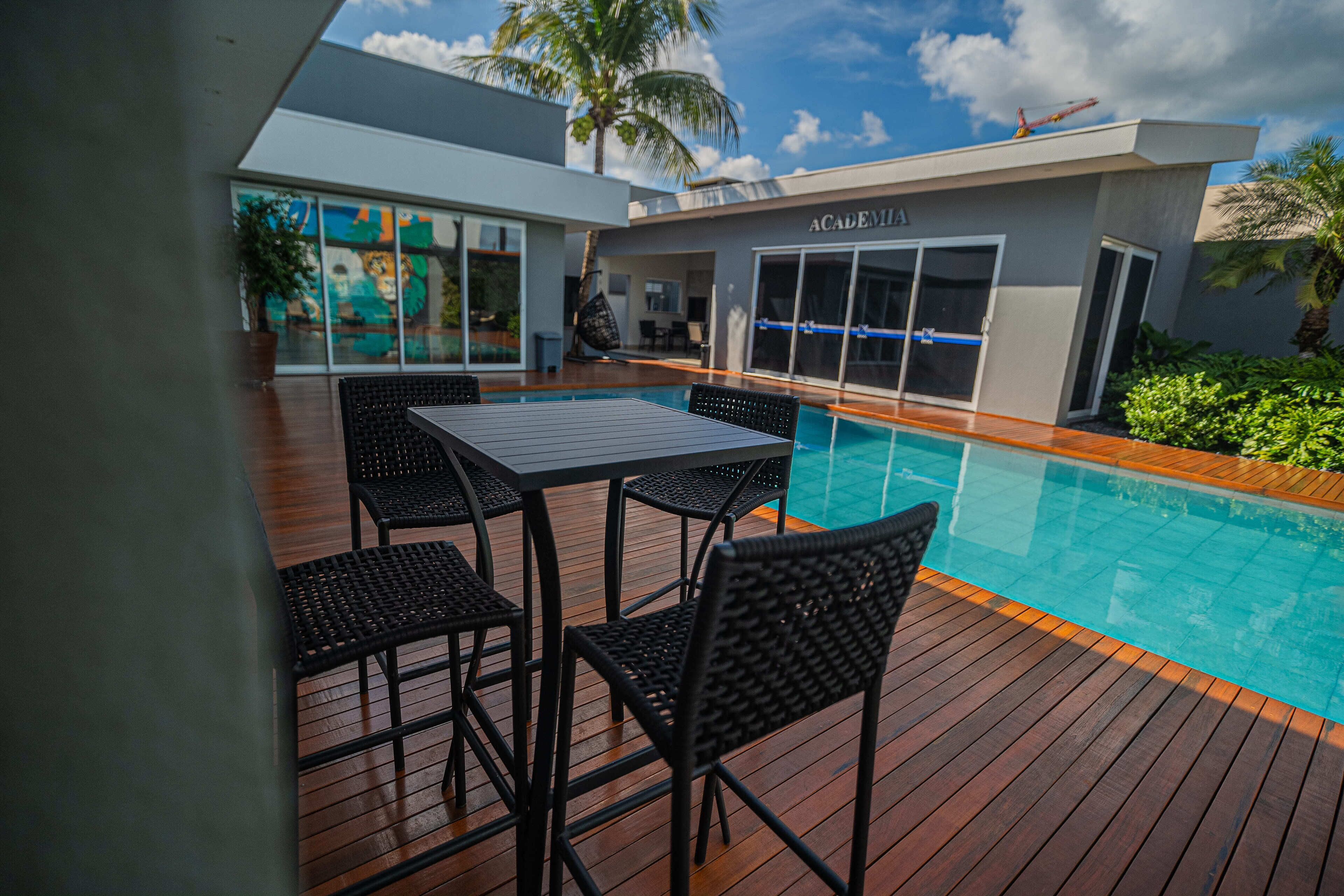 Utendørsbasseng og solsenger