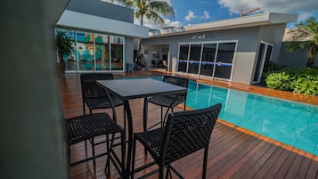 Piscina externa, espreguiçadeiras