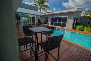 Outdoor pool, sun loungers - Hotel Opuka (Sorriso)