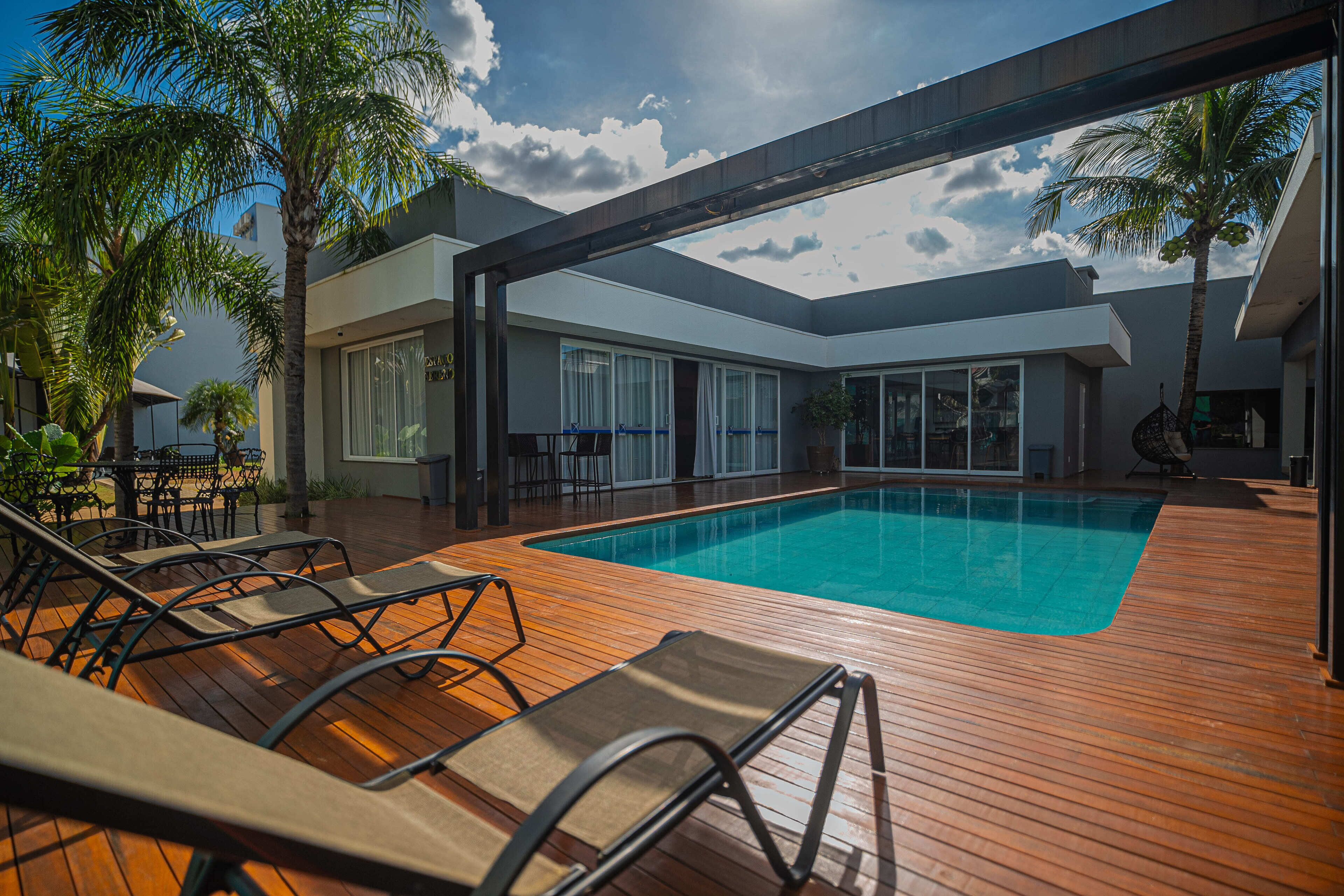 Ulkouima-allas, aurinkotuoleja