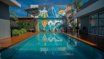 Piscina externa, espreguiçadeiras