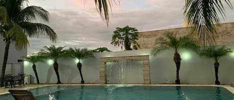 Piscina externa, espreguiçadeiras