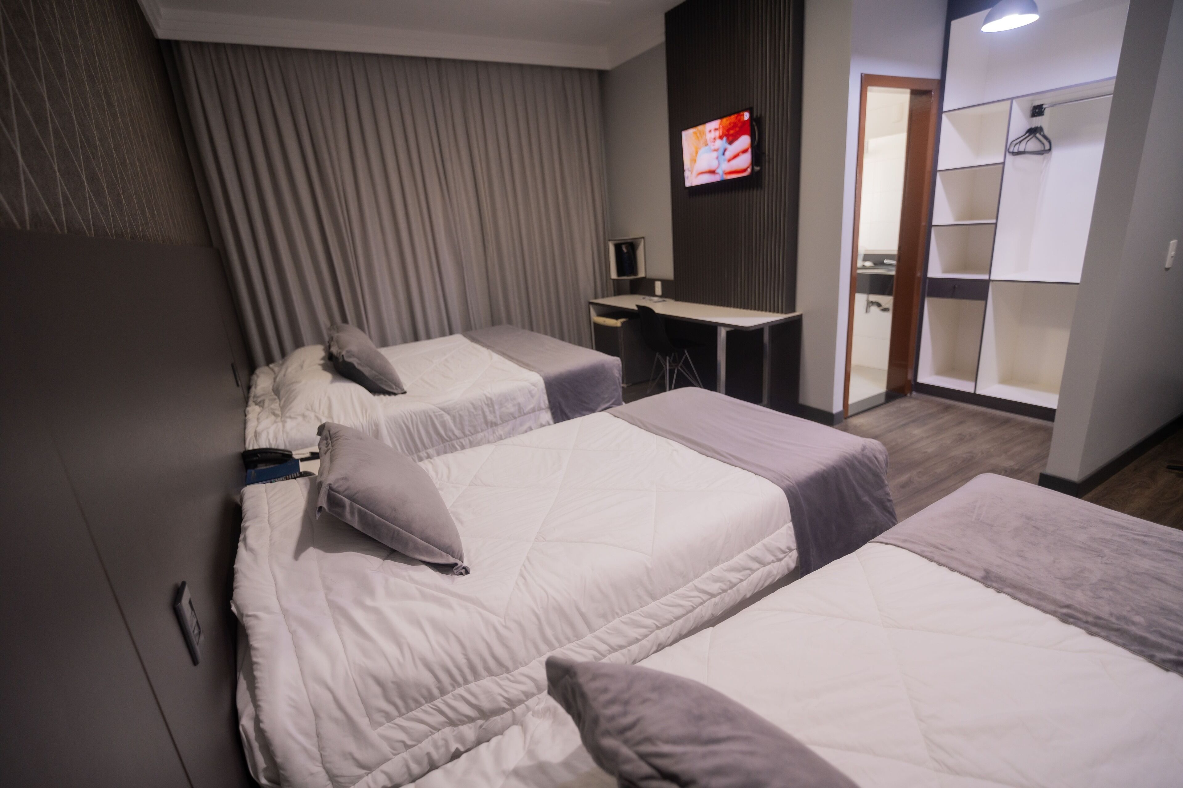 Frigobar, escrivaninha, cortinas blackout, ferros/tábuas de passar roupa