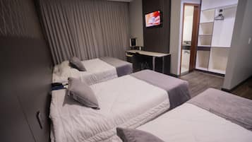 Frigobar, escrivaninha, cortinas blackout, ferros/tábuas de passar roupa