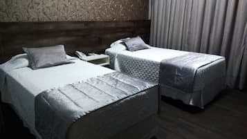 Deluxe eenpersoonskamer, Meerdere bedden | Een minibar, een bureau, verduisterende gordijnen