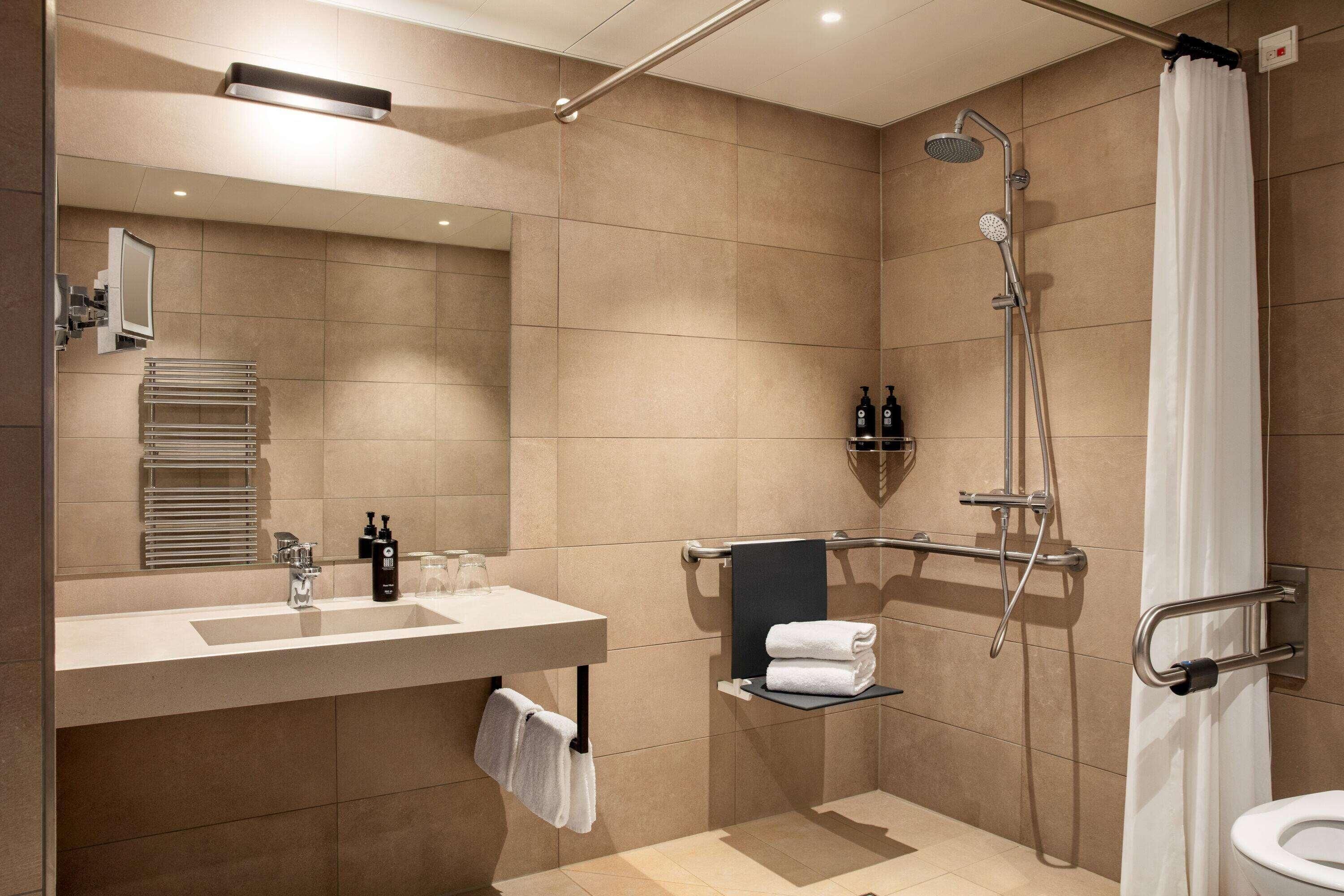 Un baño moderno con ducha, inodoro y lavabo.