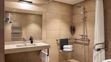 Un baño moderno con ducha, inodoro y lavabo.