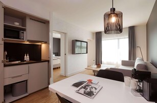 Apartamento superior | Cofres nos quartos, escrivaninha, espaço de trabalho para notebook